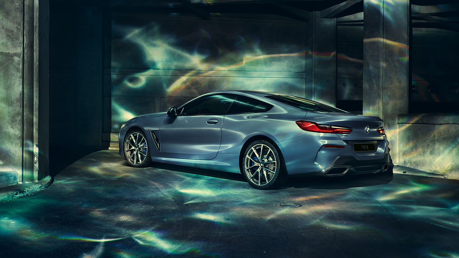 BMW 8 серии, вид спереди с поворотом в три четверти BMW 8 серии Coupe в городе, вид спереди с поворотом в три четверти.